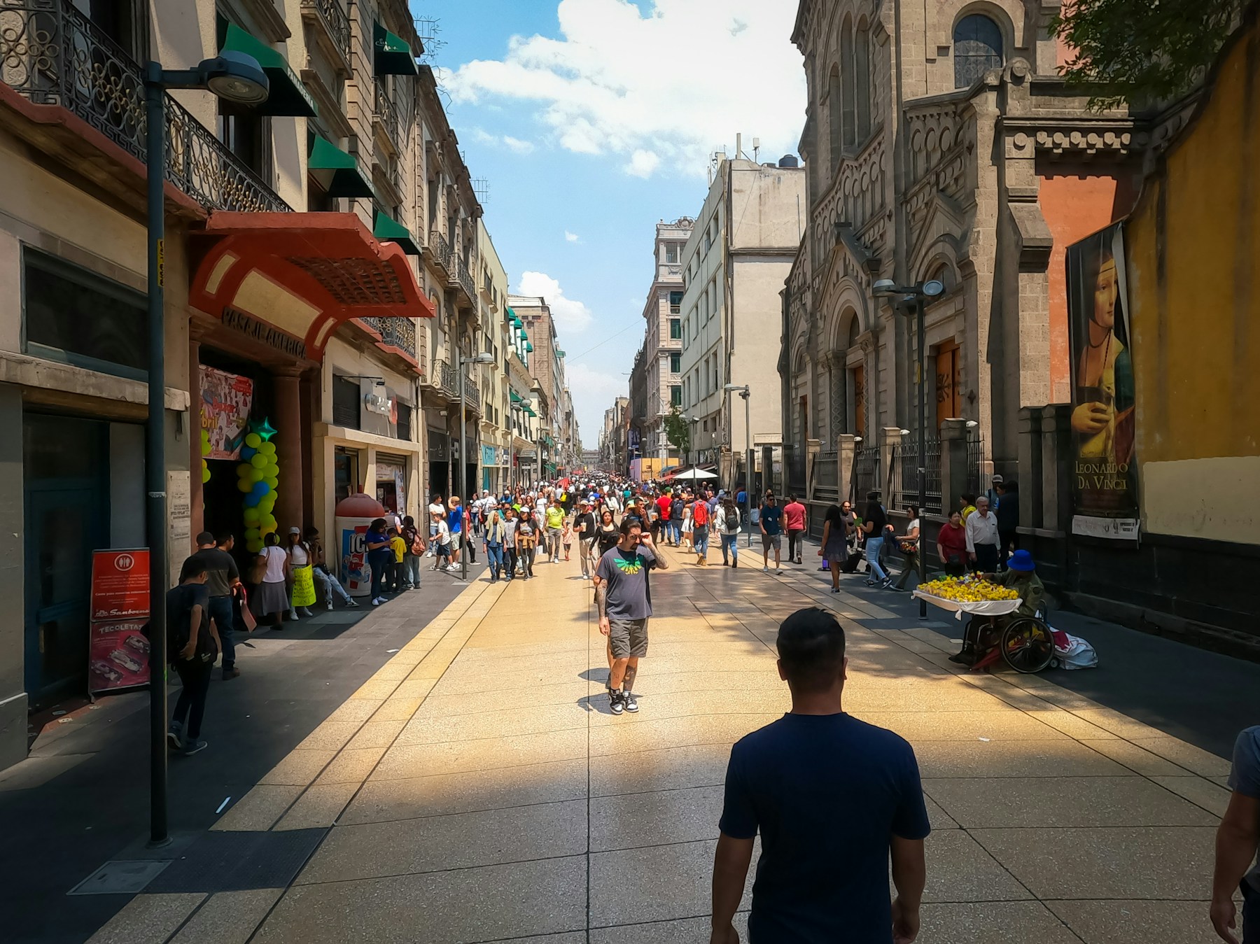 Personas caminando por una calle amplia del Centro Historico de Ciudad de Mexico